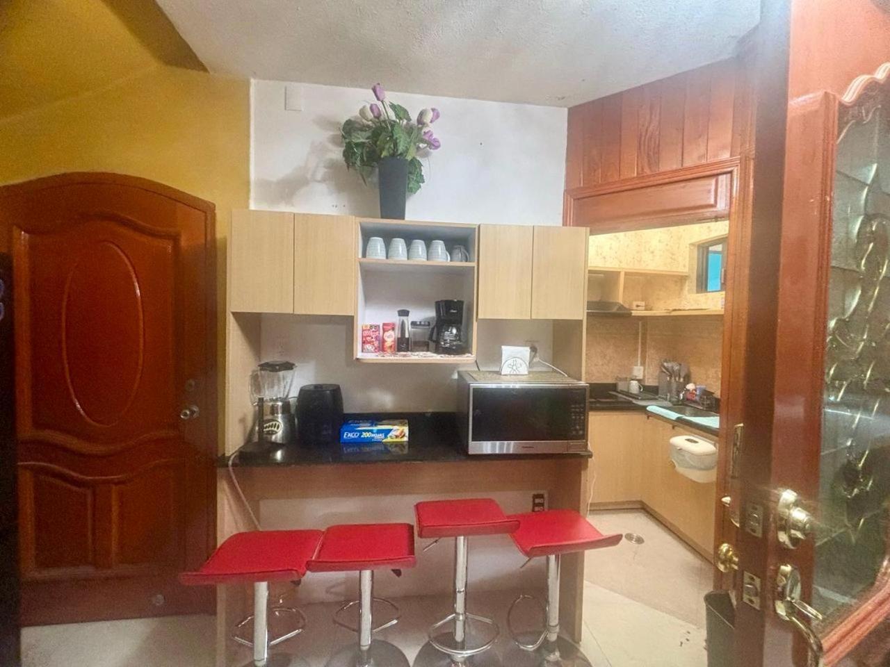 Habitación en casa particular Amarilla *